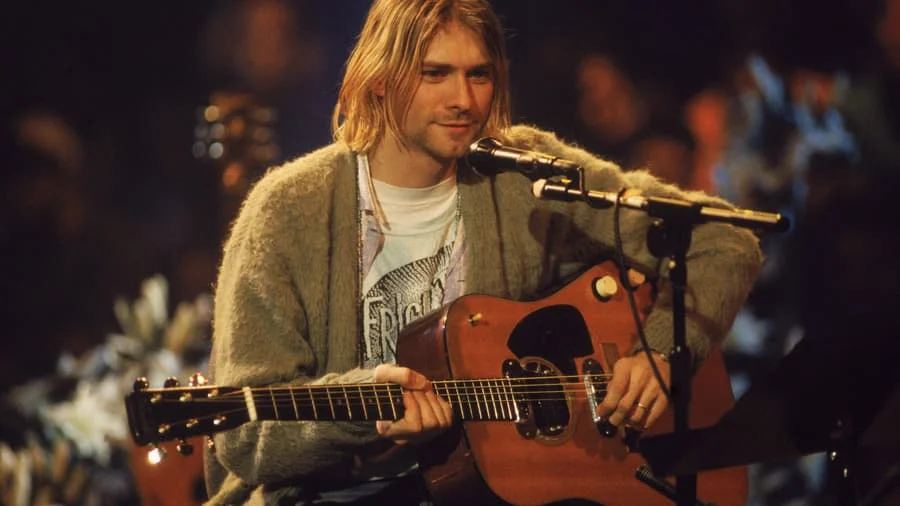 Курт Кобейн в зелёном кардигане с акустической гитарой на записи MTV Unplugged в Нью-Йорке, 18 ноября 1993 года